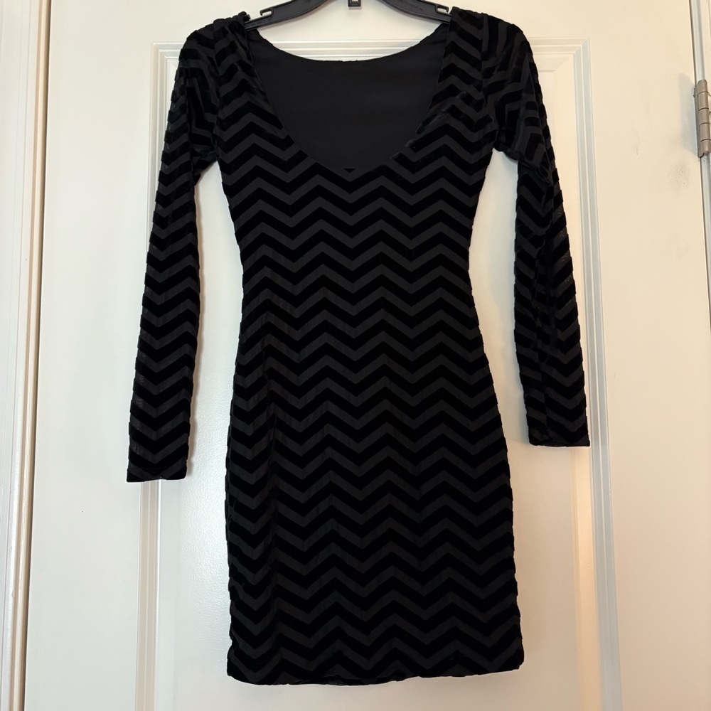 Soprano Black Velvet Long Sleeve Dress - Size XS - Picture 5 of 7